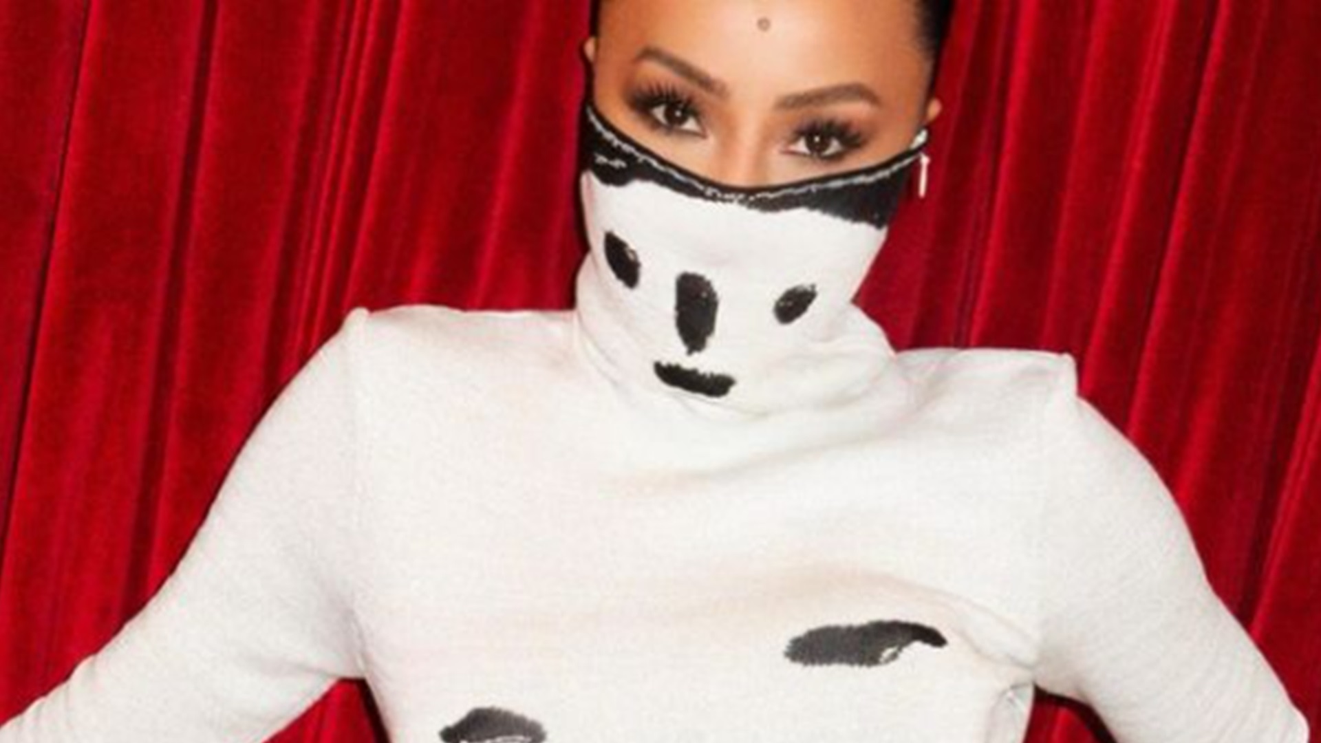 Em Paris, Sabrina Sato rouba a cena com look diferentão: “Maravilhosa”