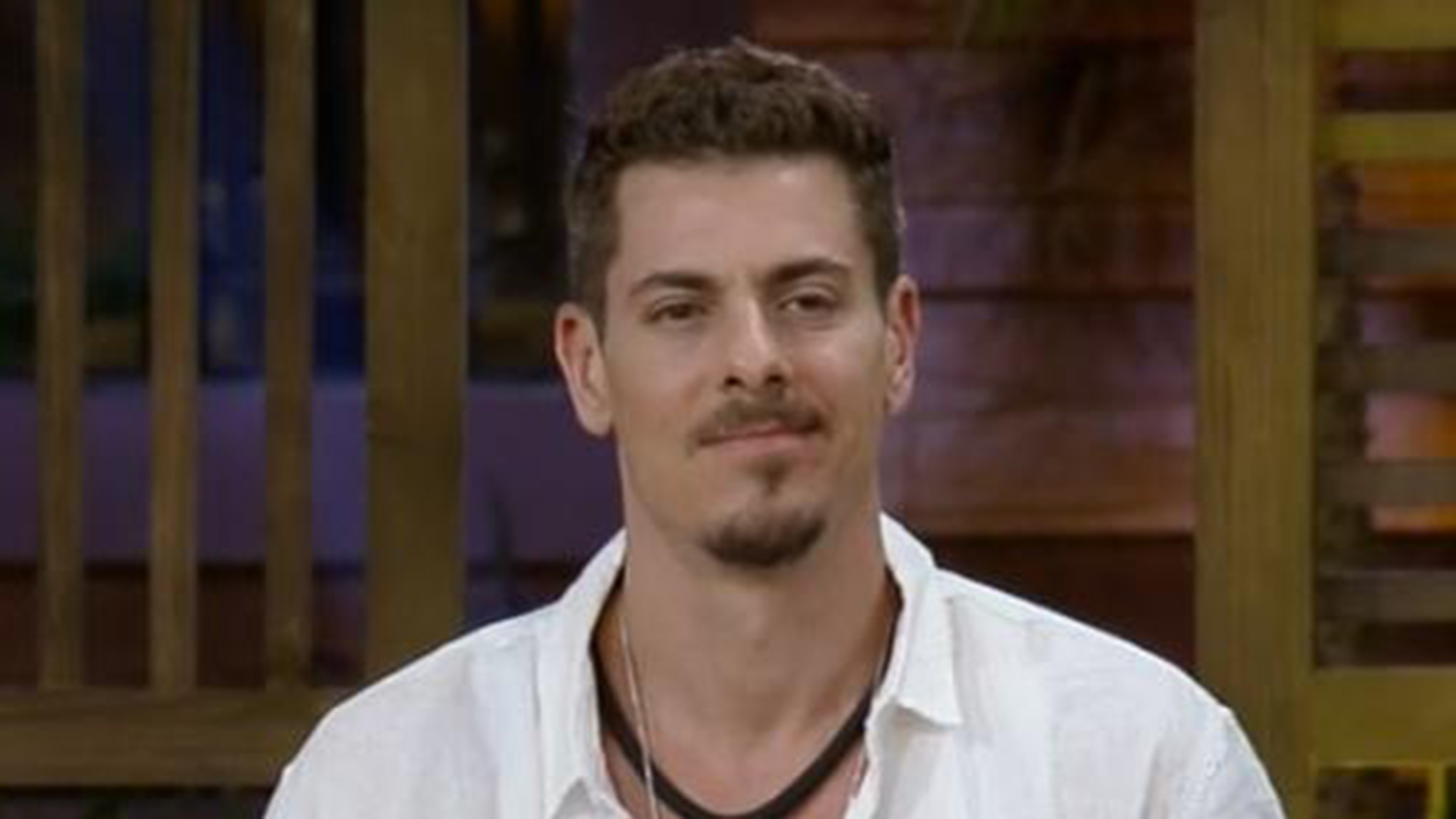 A Fazenda: Sacha Bali confessa medo após beijar Larissa