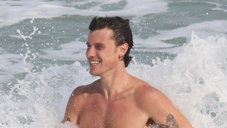 No Rio de Janeiro, Shawn Mendes curte praia um dia antes do show no Rock in Rio
