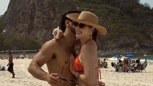 Aproveitando calor, Sophia Abrahão e Sérgio Malheiros curtem dia de praia