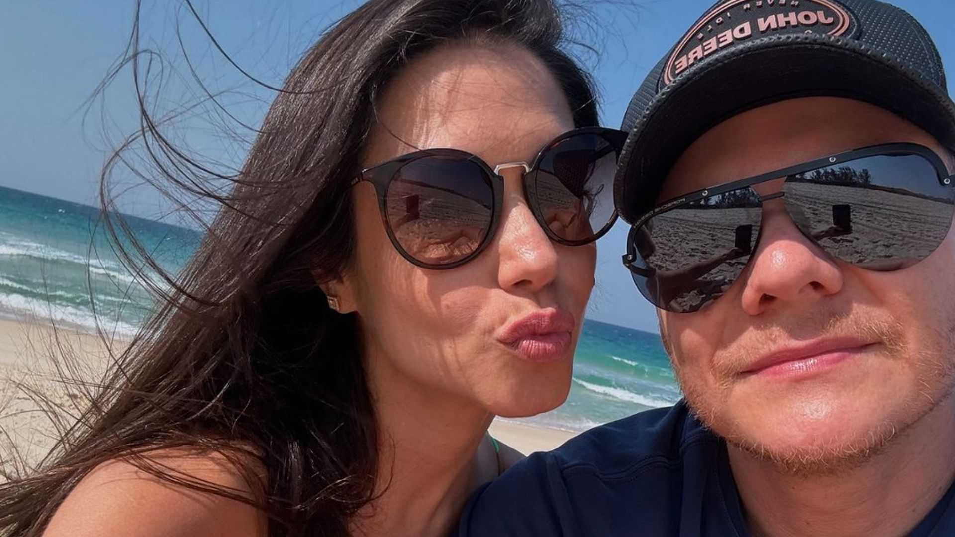 Thais Fersoza curte praia com Michel Teló e revela curiosidade