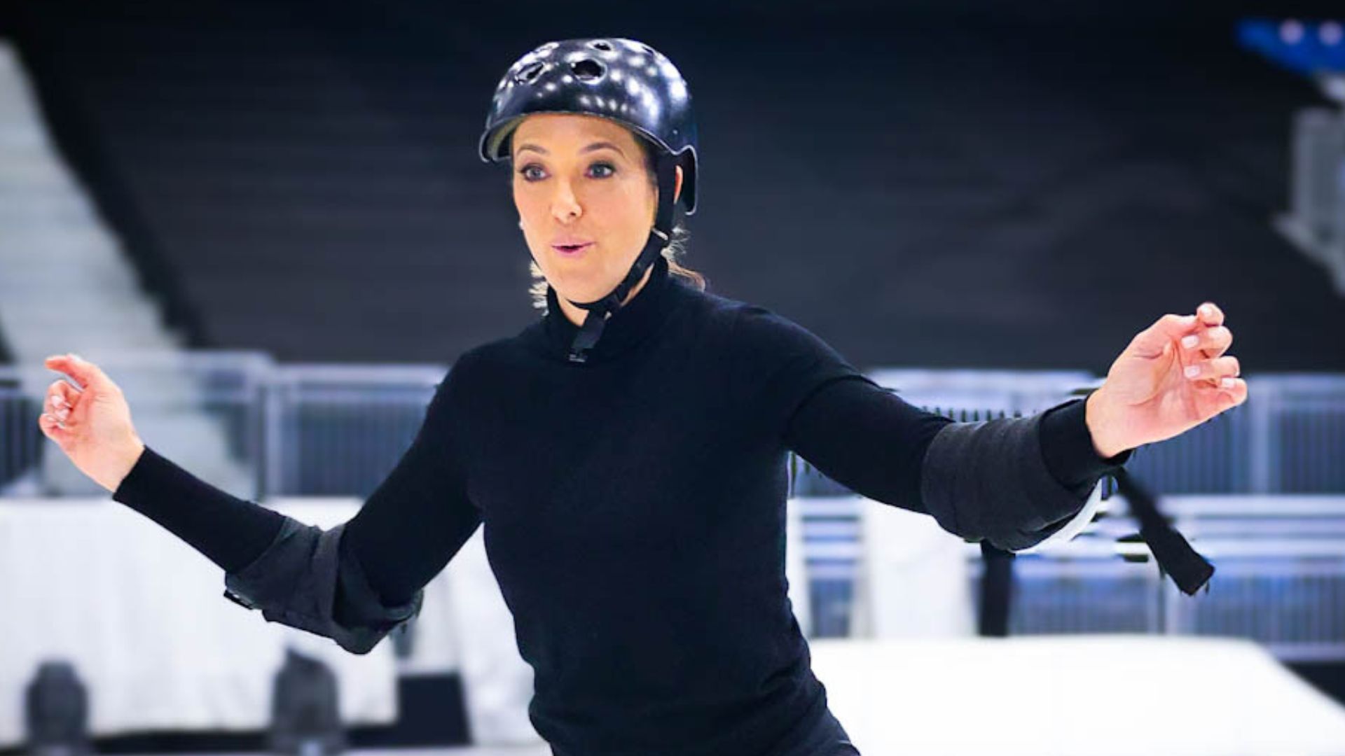 Ticiane Pinheiro se diverte ao patinar no gelo para gravação de TV