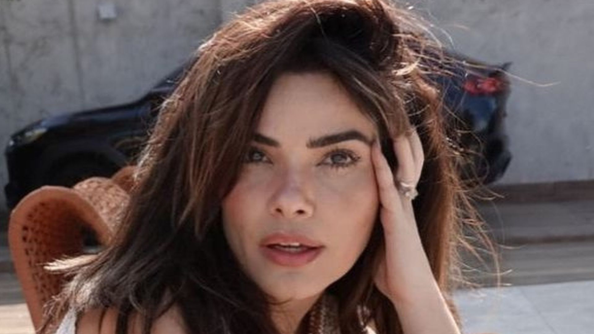 Vanessa Giácomo esbanja beleza natural ao tomar sol: “Sempre gata”