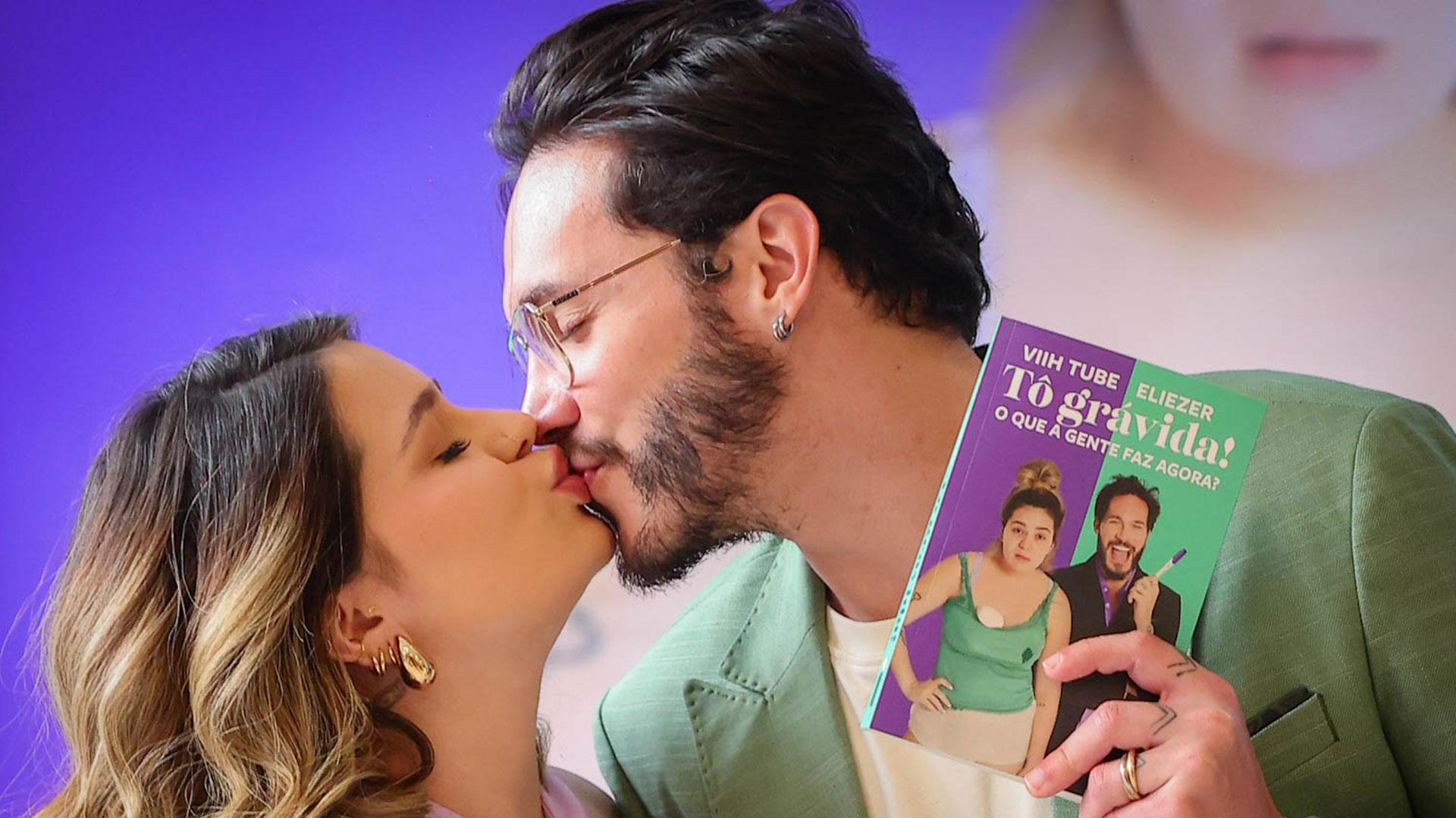 Viih Tube e Eliezer trocam beijos em lançamento de livro