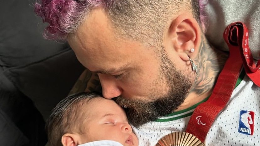 Ex-BBB e medalhista Vinicius Rodrigues anuncia nascimento da filha, Olivia