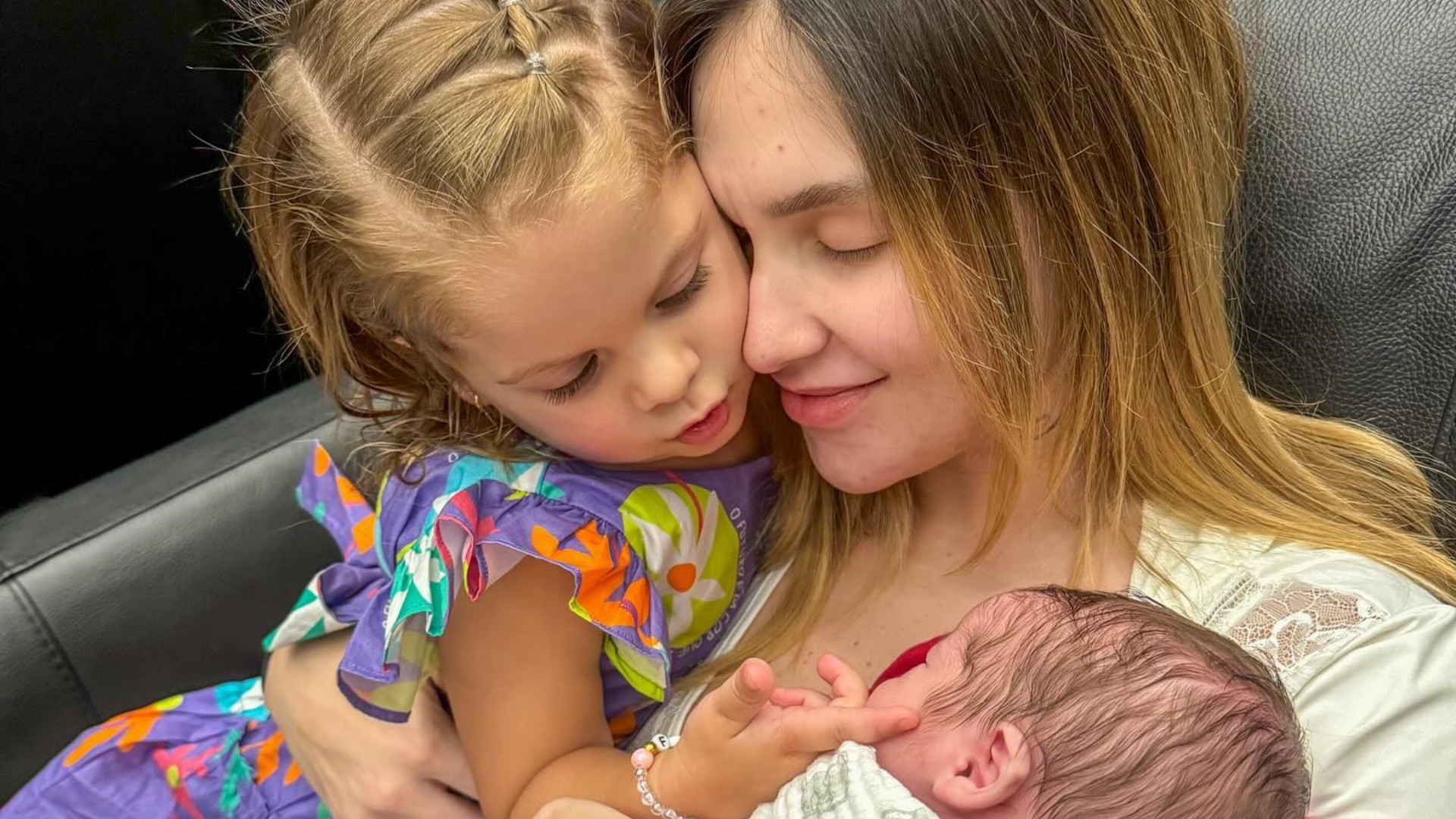 Virginia Fonseca mostra Maria Flor beijando o irmão caçula: “Muito amor”