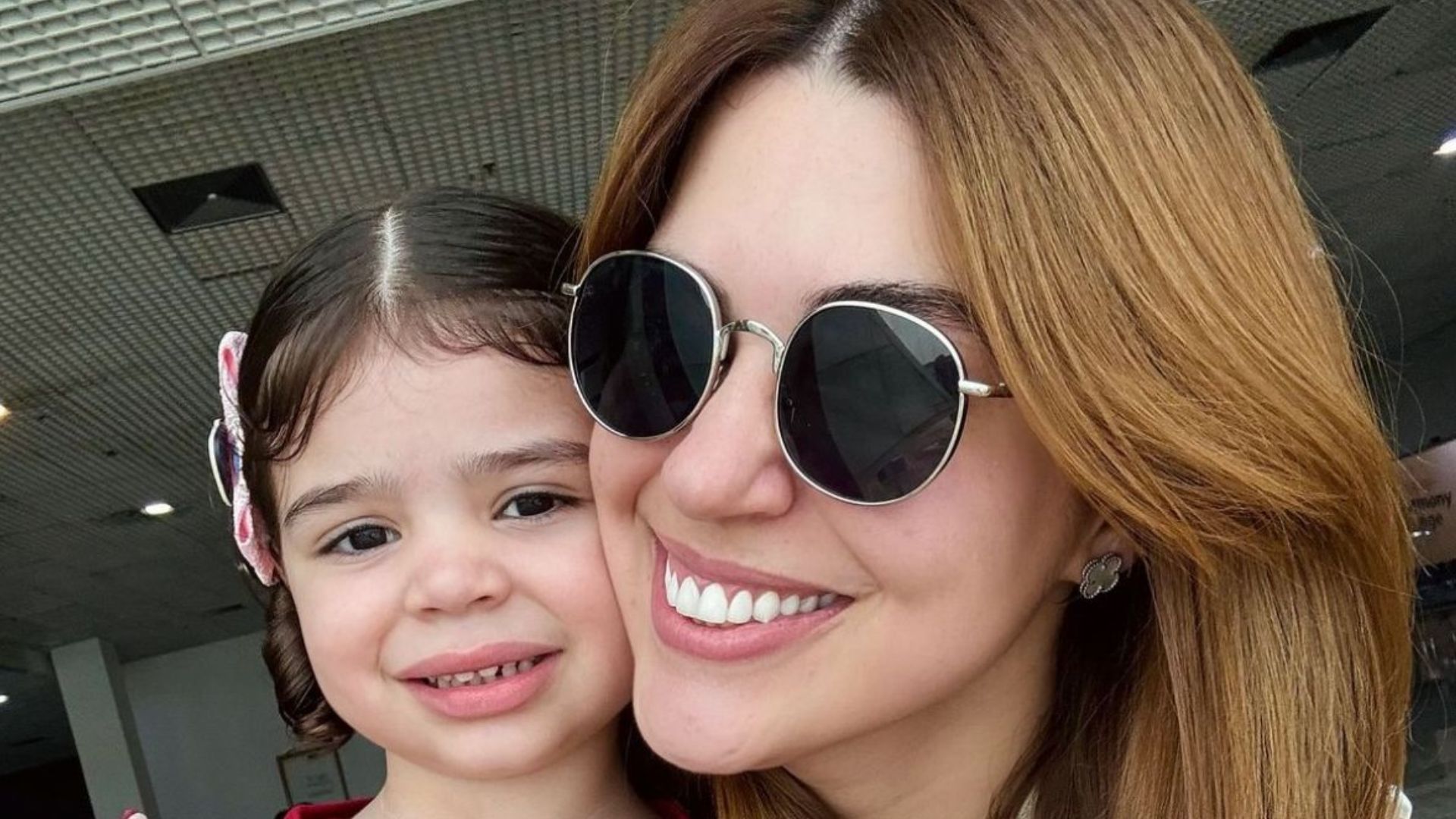 Após anunciar separação, Vivian Amorim viaja com a filha para aniversário do pai em SP: “Lá vamos nós”