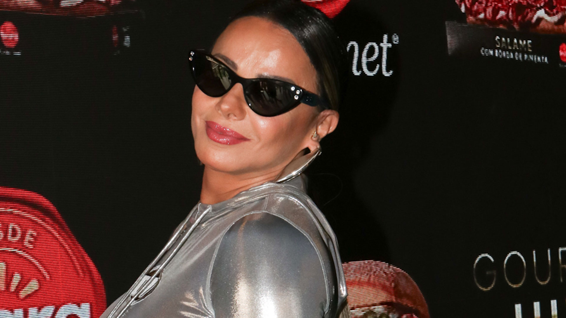 Viviane Araujo arrasa com look metalizado no Rock In Rio