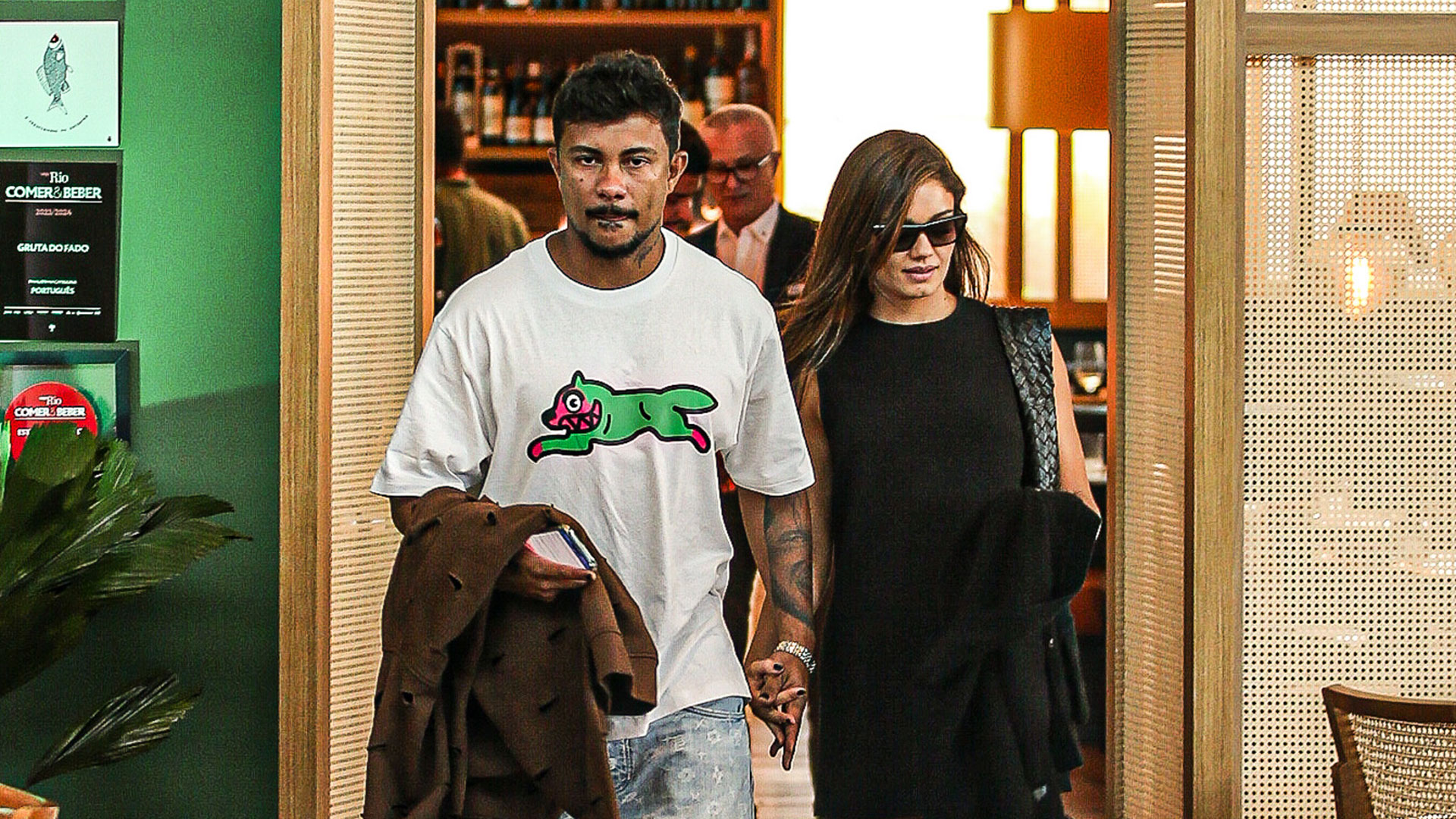 Xamã e Sophie Charlotte esbanjam sorrisos durante passeio no shopping