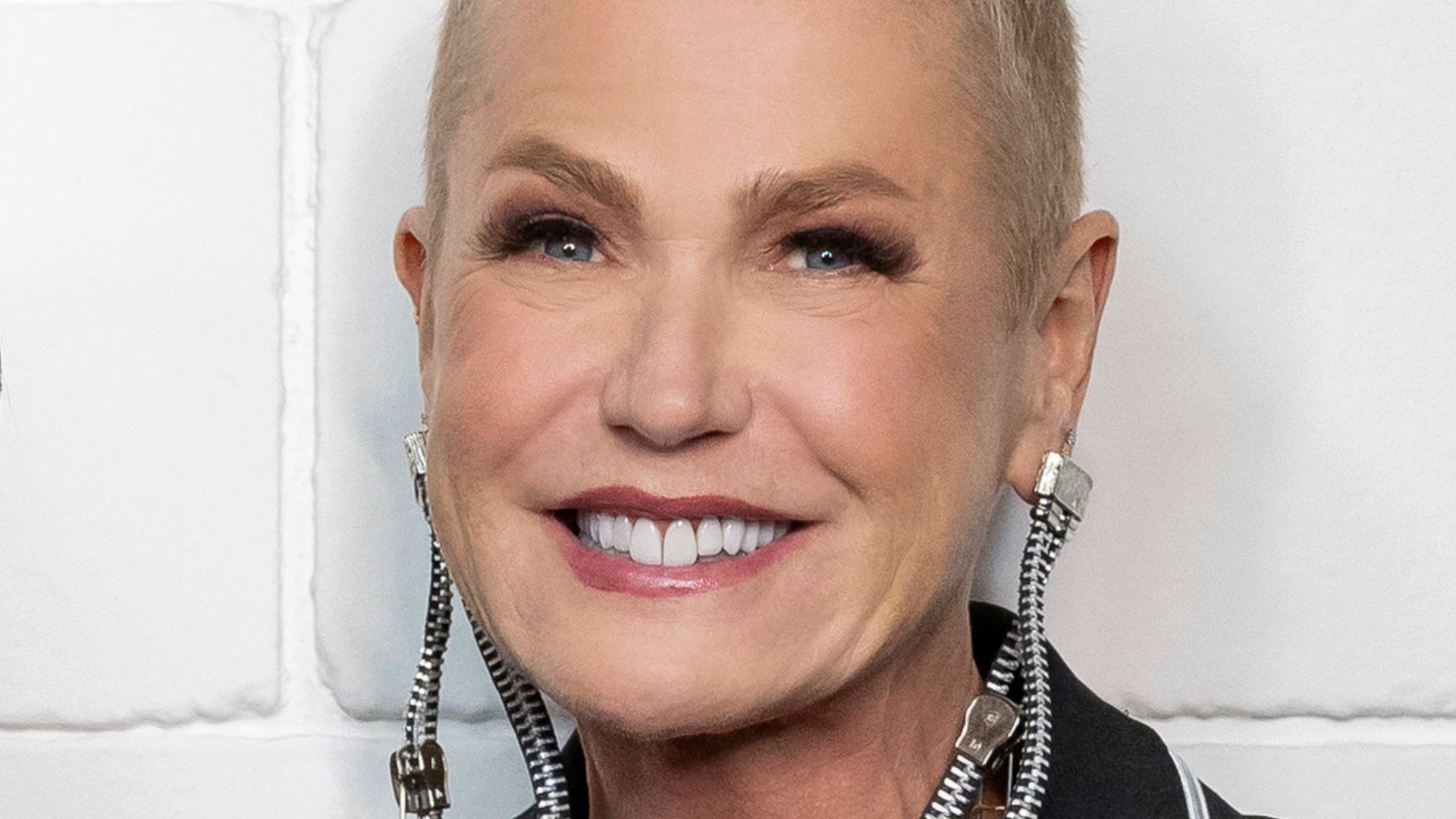 Xuxa Meneghel assina contrato com a Globo e já começa a gravar