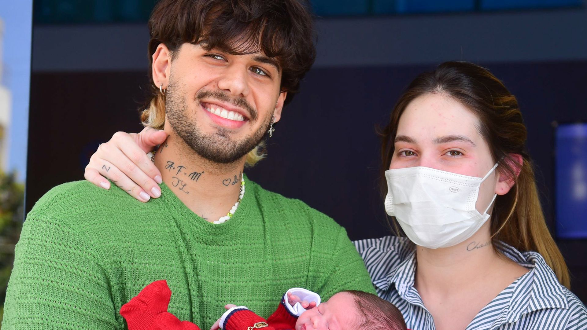Virginia Fonseca deixa a maternidade com o filho e o marido