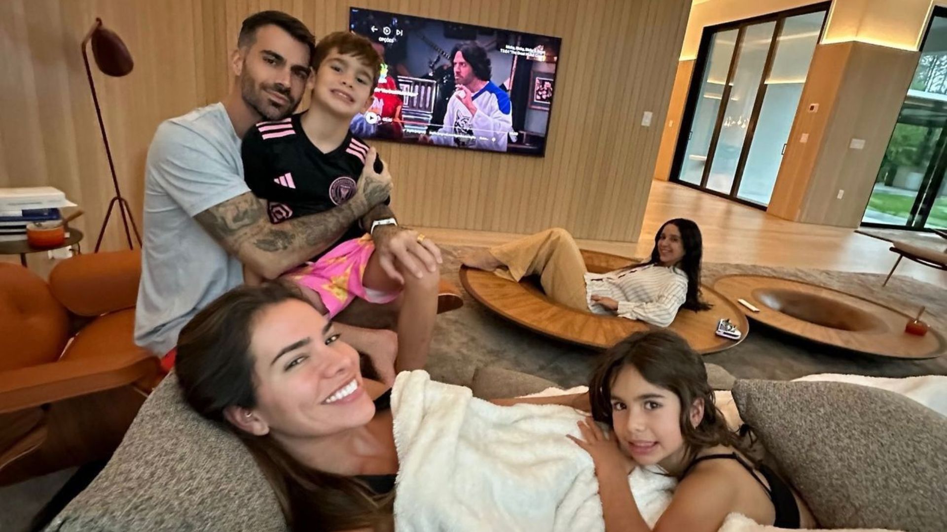 Adriana Sant’Anna e Rodrigão mostram preparativos para chegada de furacão Milton