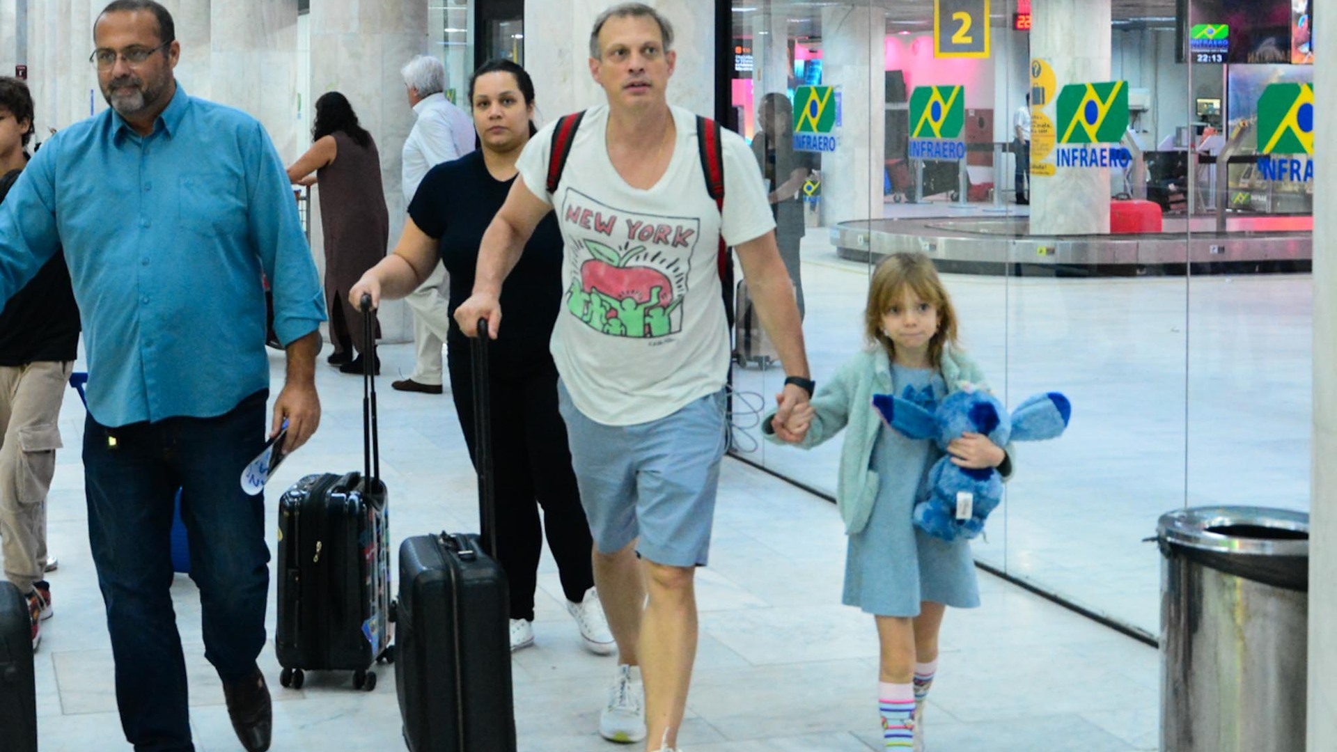 Marido de Eliana desembarca com a filha em aeroporto sem a apresentadora