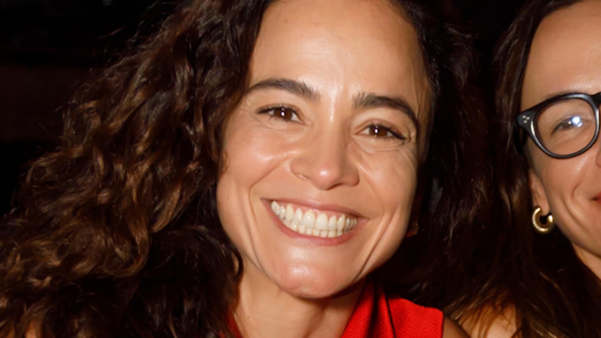 Alice Braga faz rara aparição com a namorada. Saiba quem é!