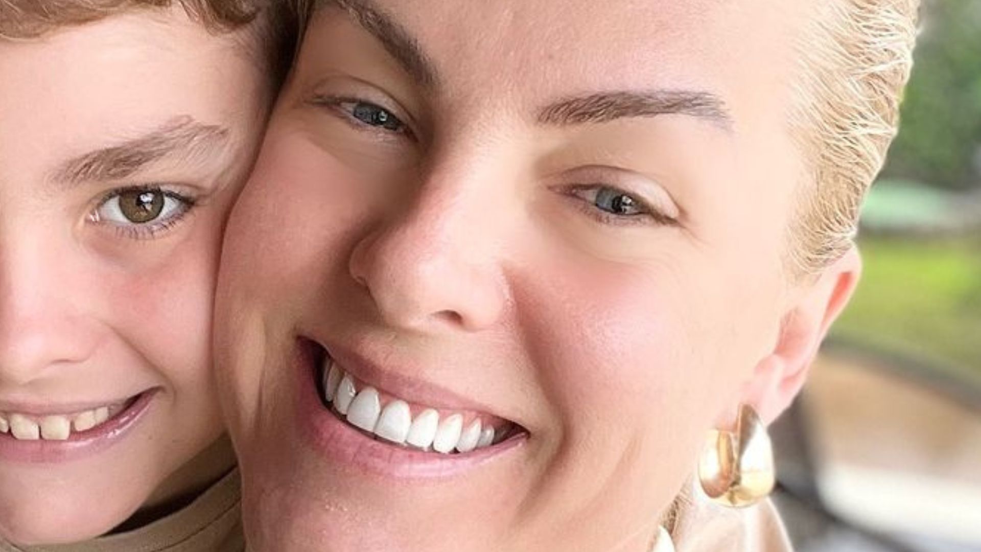 Ana Hickmann posa sorridente com o filho e se declara: ‘Minha força’