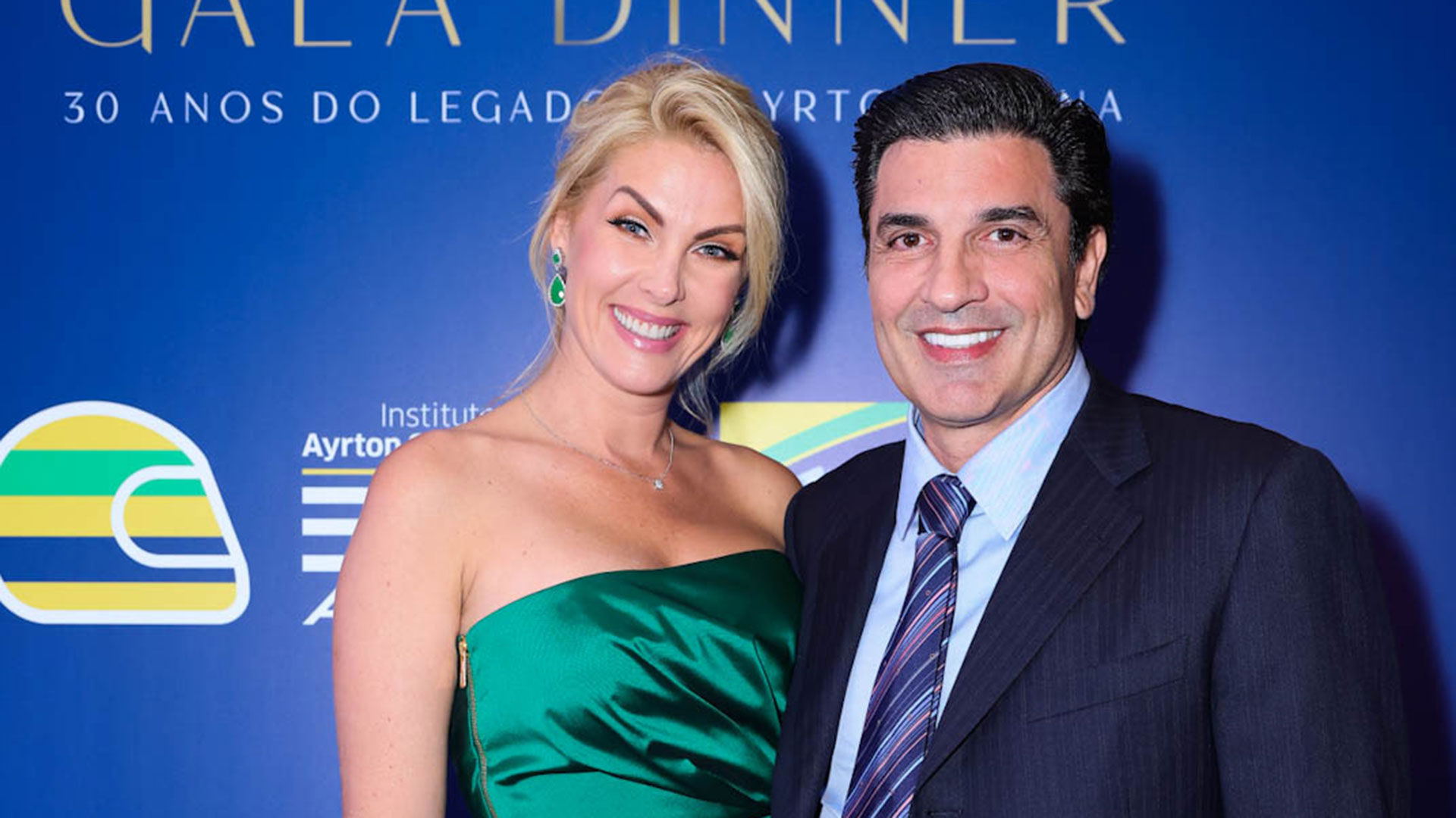Ana Hickmann usa vestido luxuoso e posa com Edu Guedes em evento
