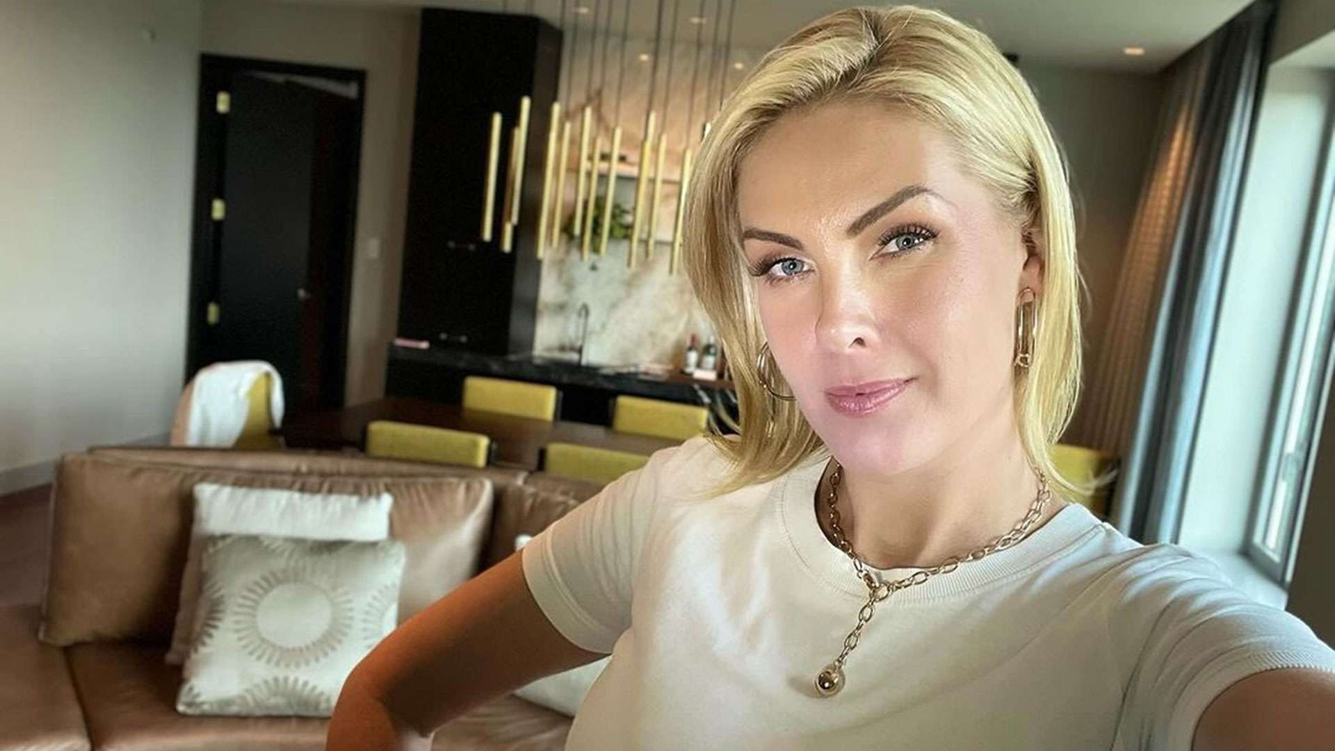 Ana Hickmann escolhe joias que serão usadas em casamento. Veja!