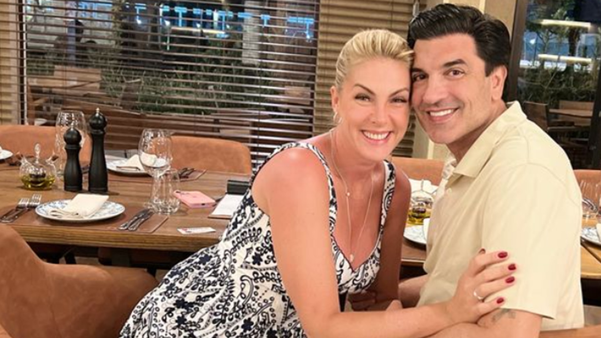 Ana Hickmann e Edu Guedes surgem com as bocas borradas de batom após beijão