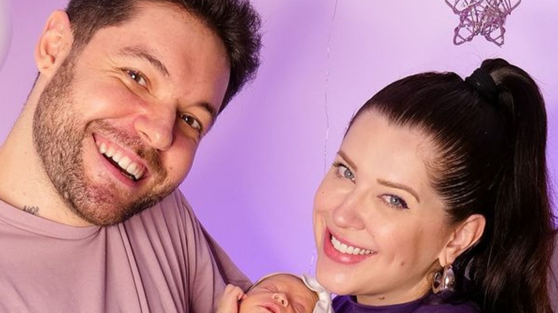Ex-BBBs Andressa Ganacin e Nasser Rodrigues comemoram o primeiro mês da filha