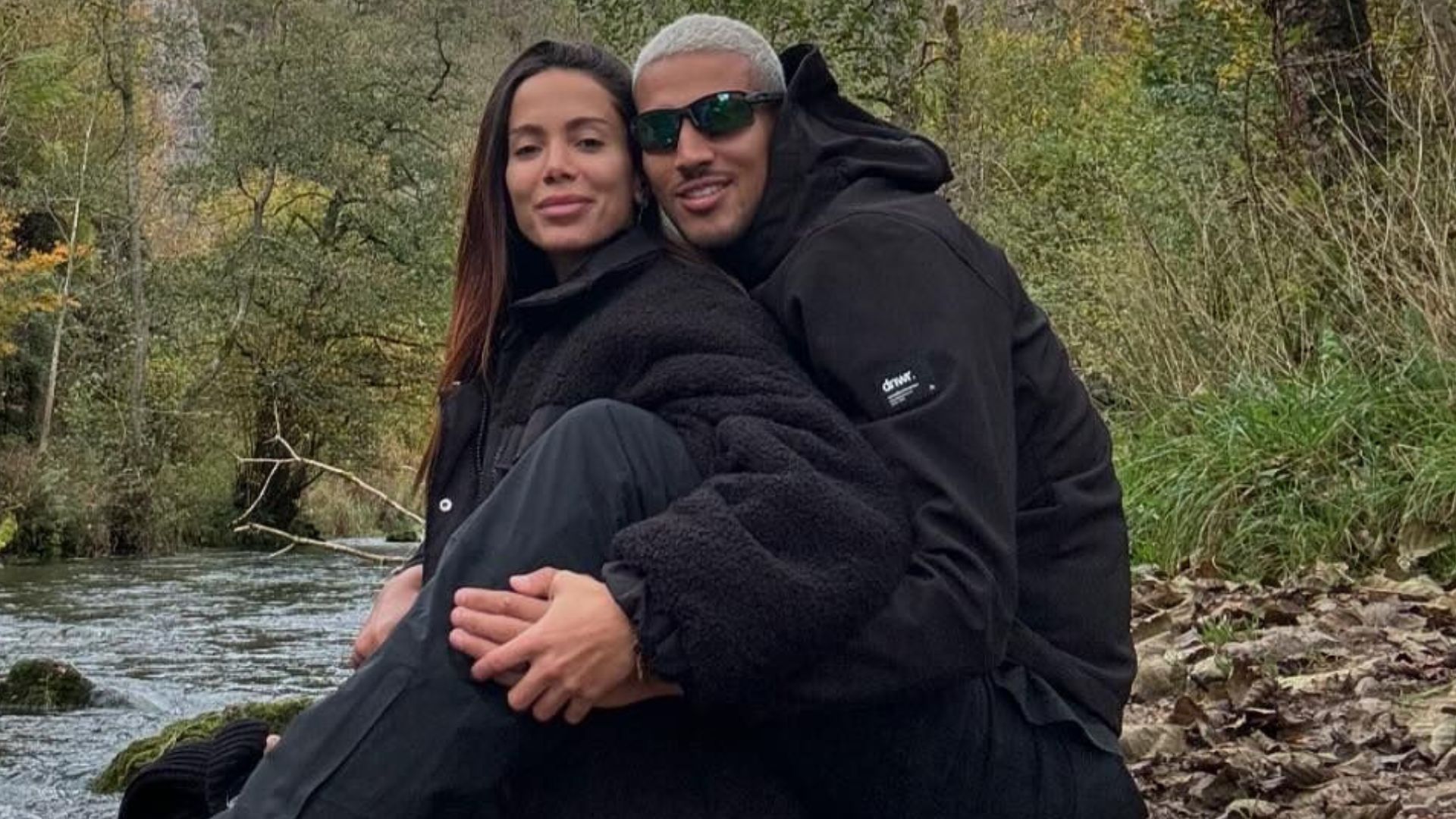 Anitta abre álbum de fotos ao lado do namorado em meio à natureza