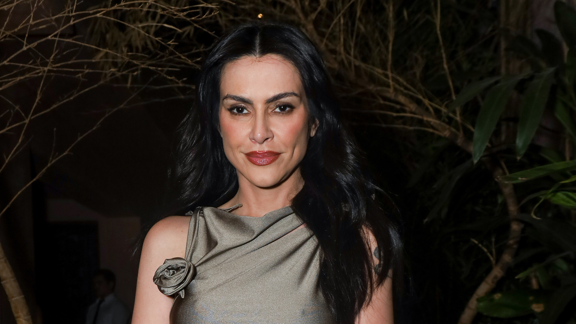Cleo aposta em look justo e longo para celebrar seu aniversário de 42 anos