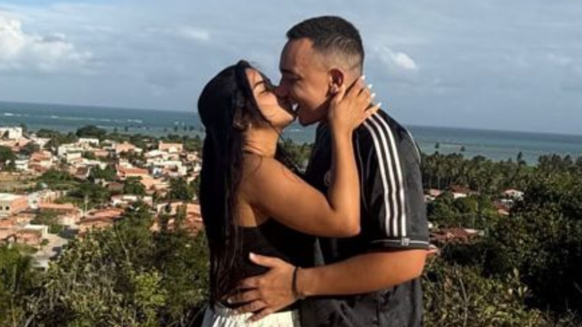Em lua de mel, João Gomes e Ary Mirelle compartilham clique romântico