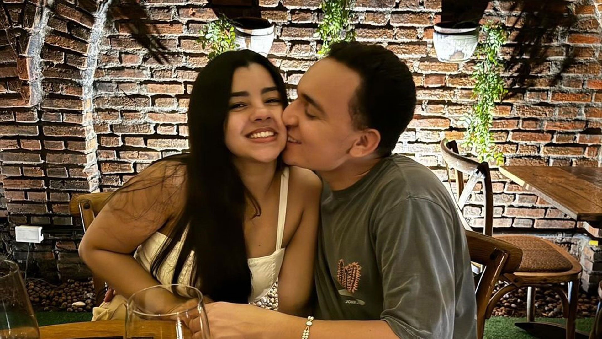 Ary Mirelle prova vestido de noiva para casamento com João Gomes