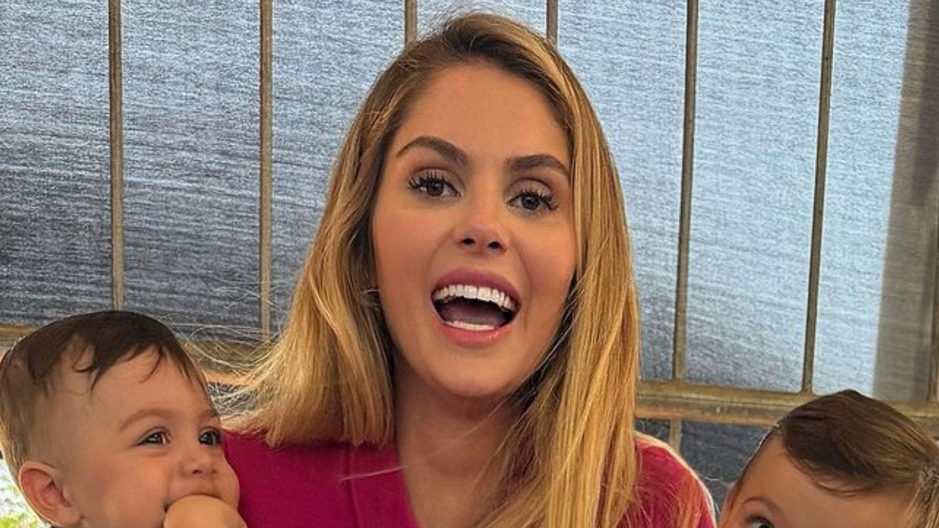 Bárbara Evans encanta ao mostrar ‘tentativas de fotos’ com os três filhos