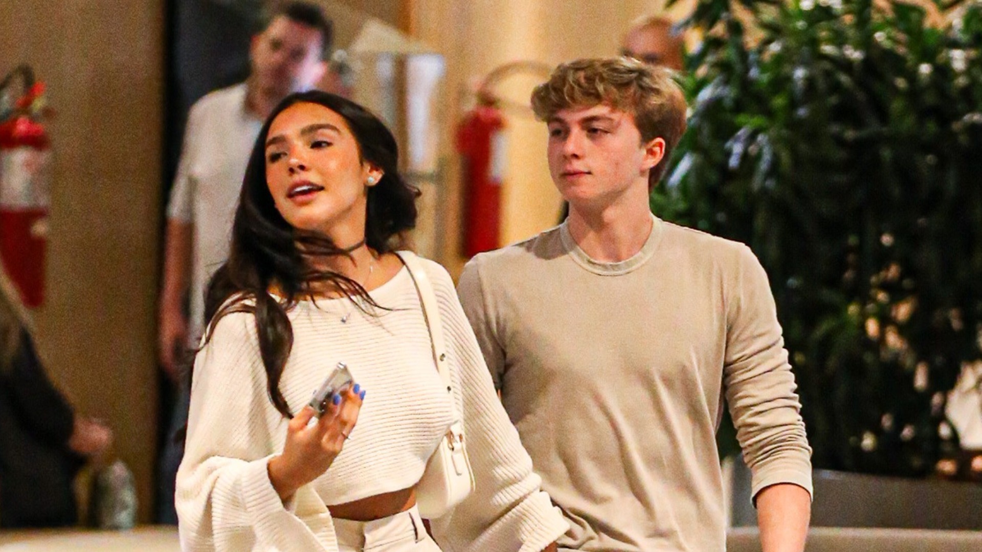 Filho de Angélica e Luciano Huck surge em clima de romance com a namorada
