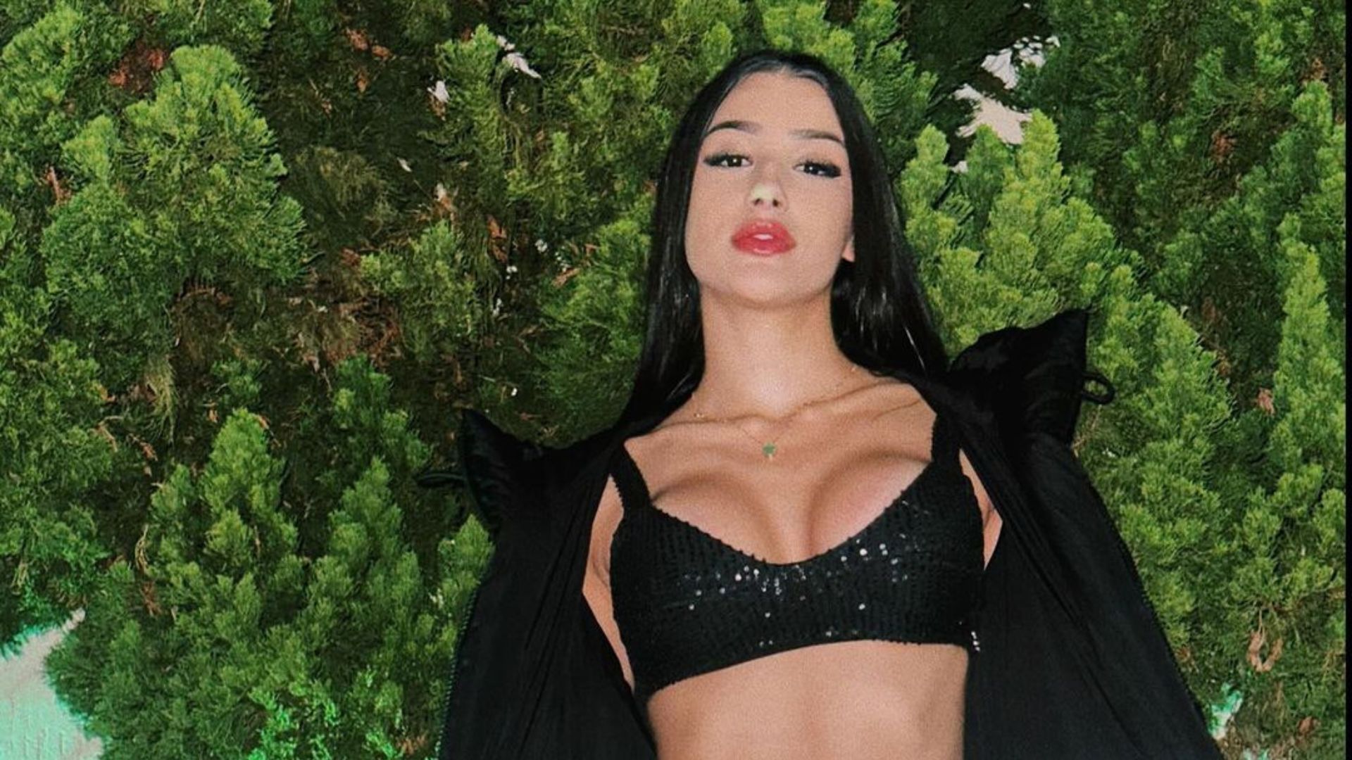 Bia Miranda exibe suposta barriguinha de grávida em nova foto