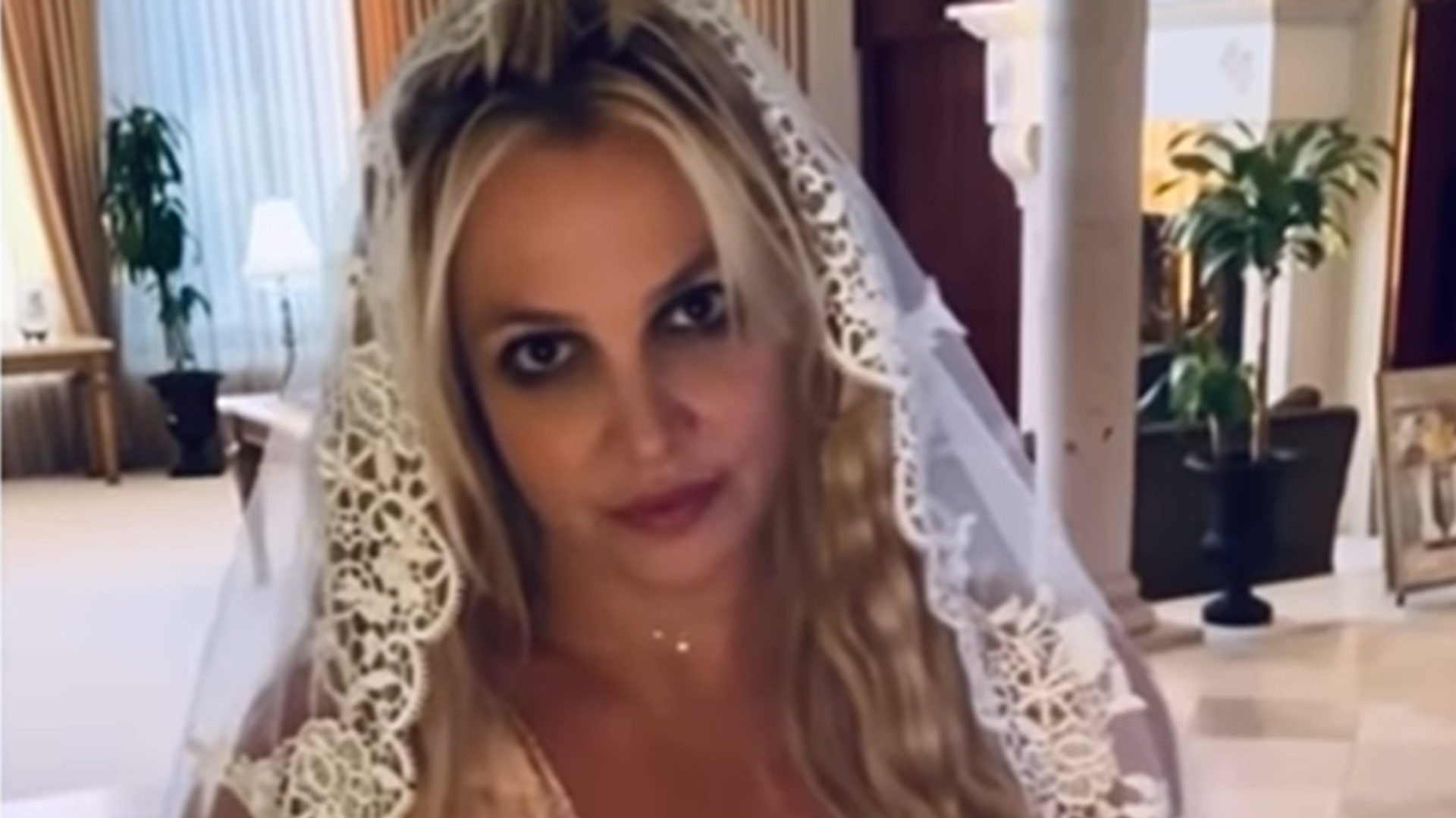 Britney Spears surpreende ao surgir vestida de noiva: ‘Casei’