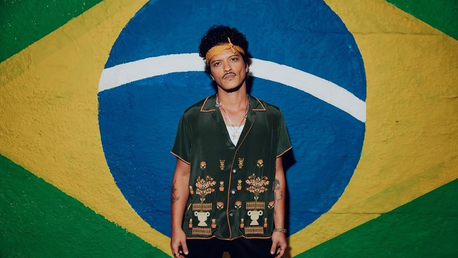 Bruno Mars posa com a bandeira do Brasil após passagem por São Paulo