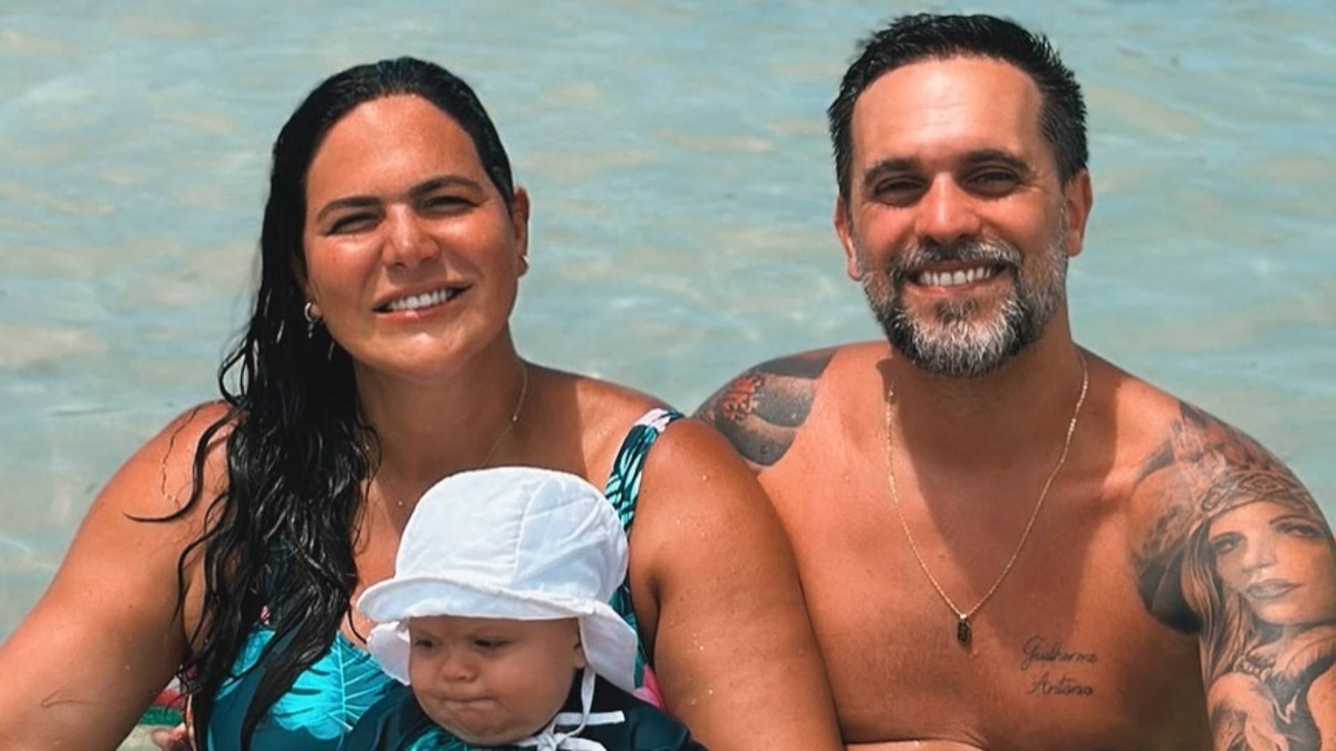 Carol Sampaio  combina look com o marido e o filho durante viagem
