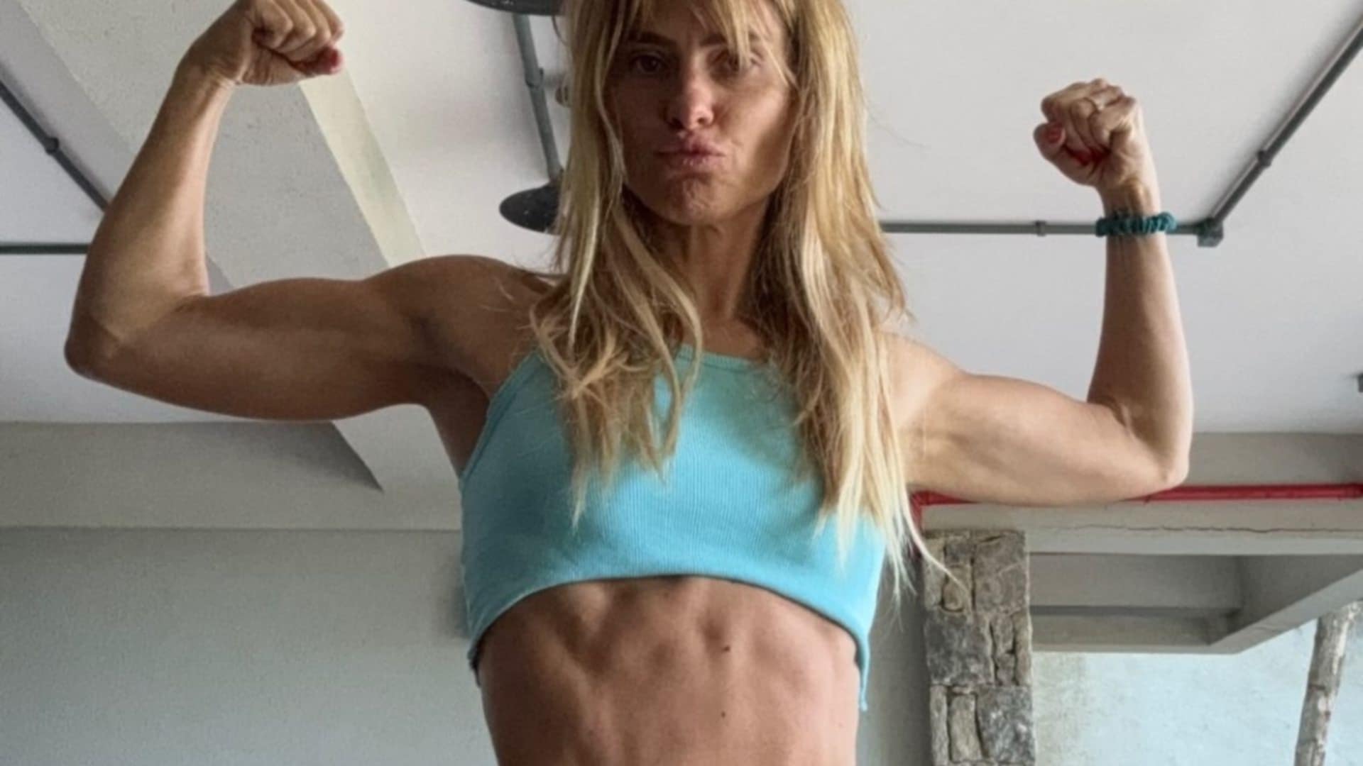 Carolina Dieckmann exibe corpo com músculos e choca com seu físico atual