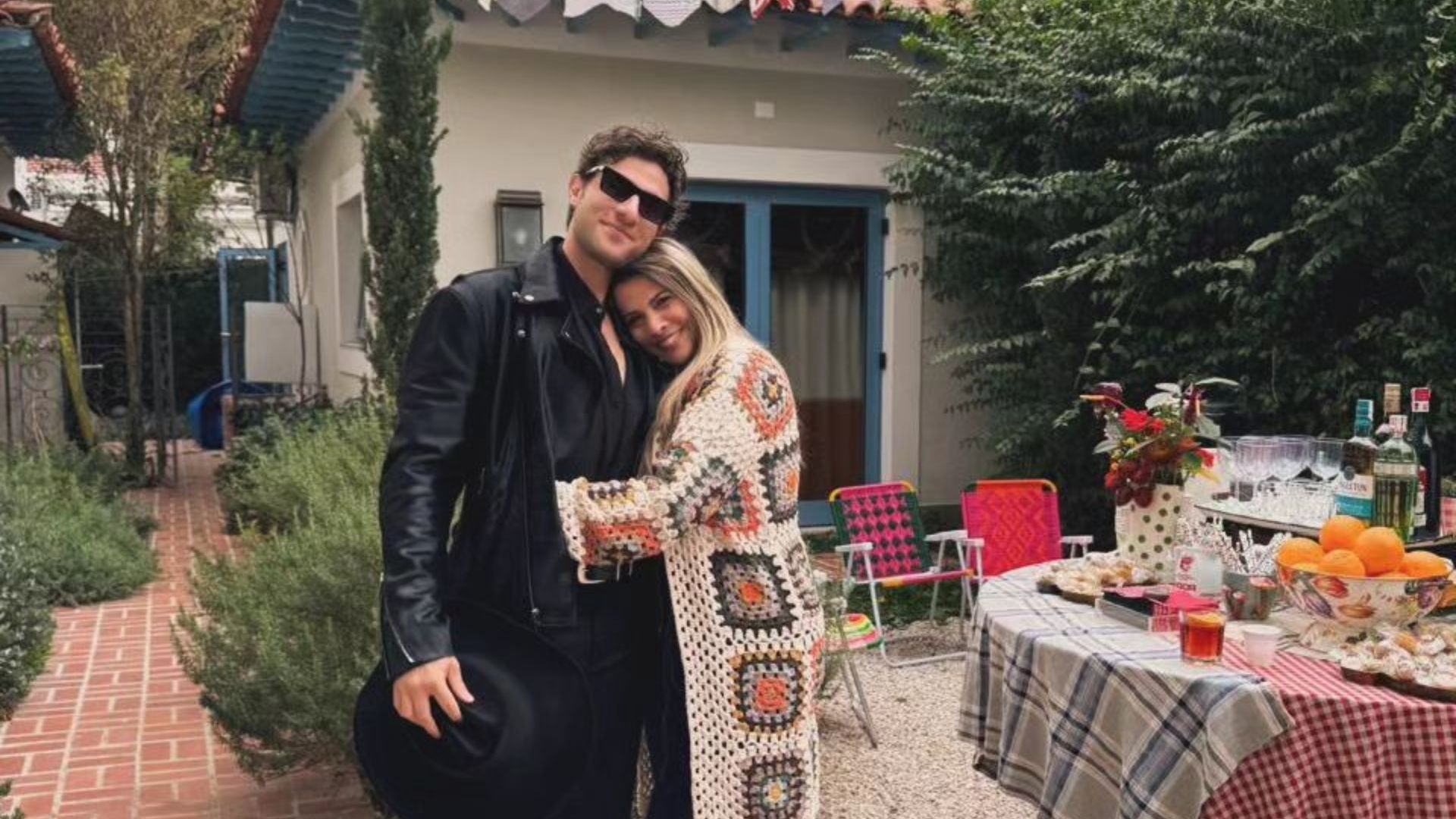 Mãe de Chay Suede relembra fase difícil e apoio do filho
