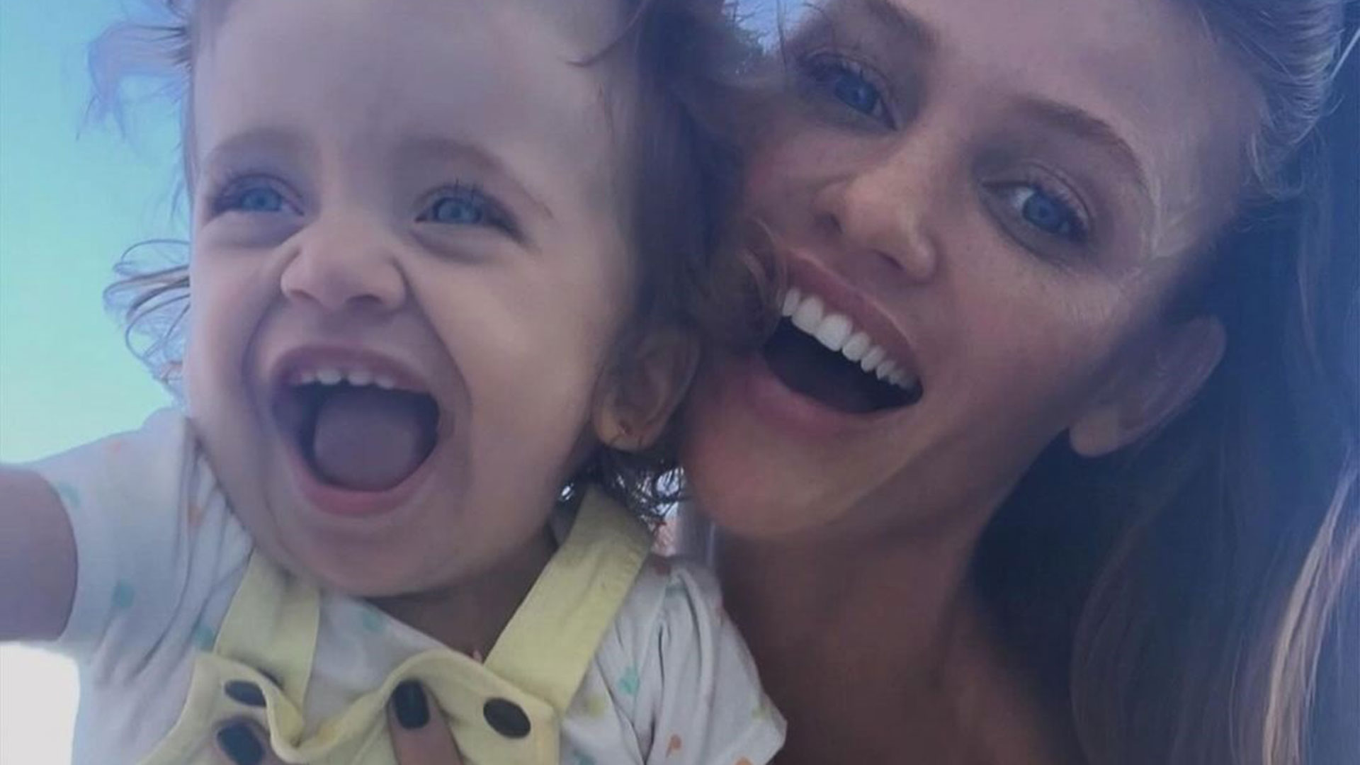 Cintia Dicker mostra a filha Aurora fantasiada para o Halloween