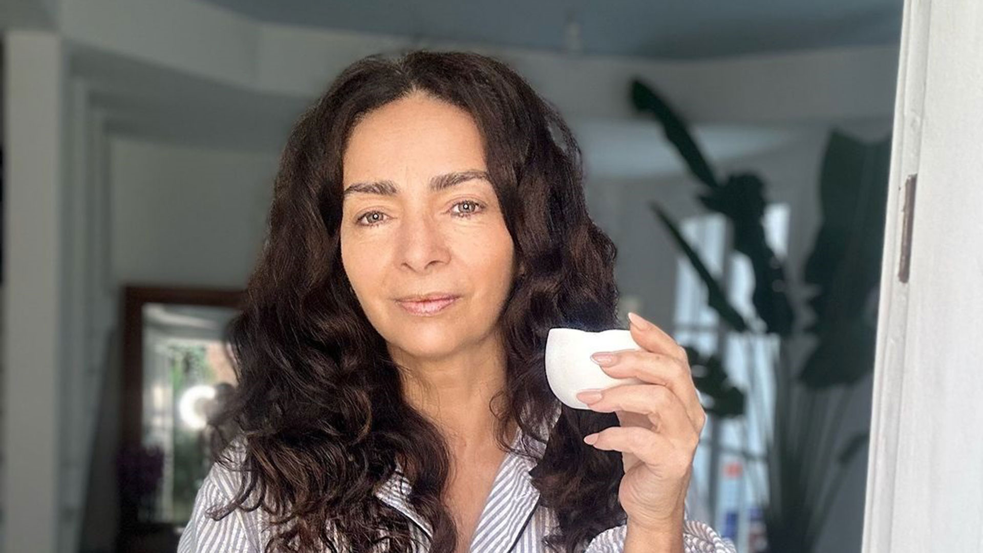 Claudia Ohana posta vídeo sem filtros e exalta beleza natural