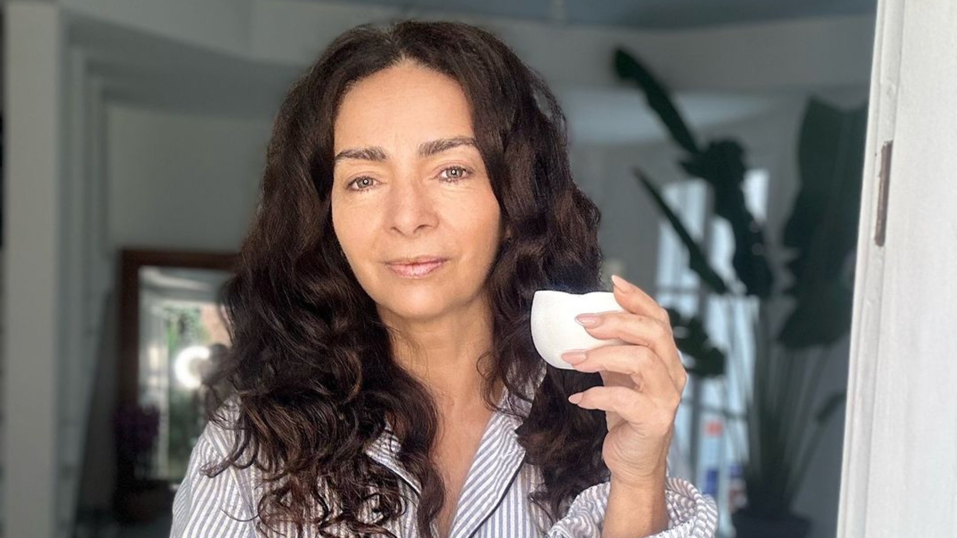 Claudia Ohana conta como lida com o envelhecimento e relembra morte precoce da mãe