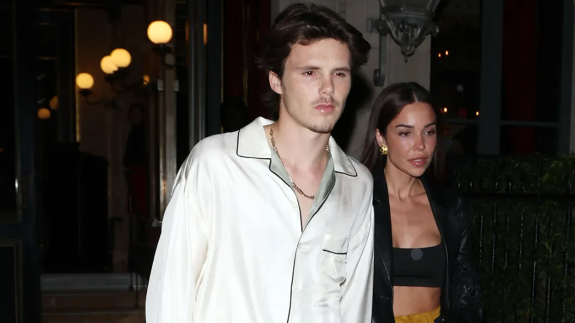 Namorada brasileira de Cruz Beckham impressiona com cicatriz após cirurgia