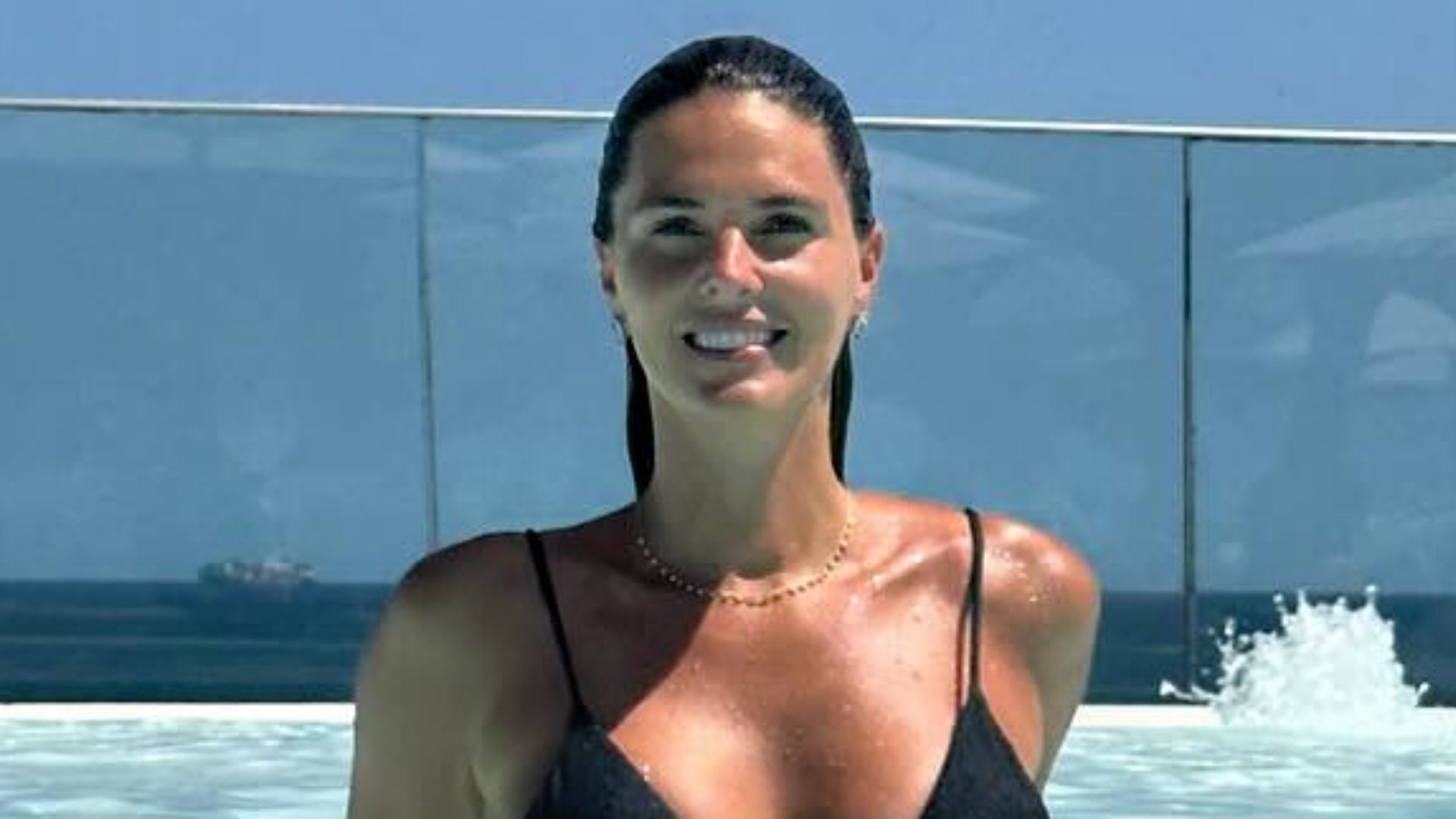 Daniella Sarahyba esbanja beleza em clique na piscina: ‘A mais linda’
