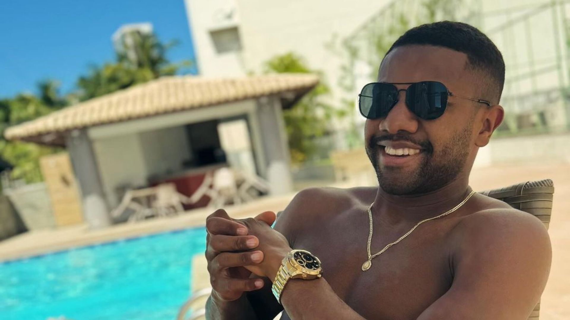 Davi Brito se prepara para primeira viagem internacional e revela destino