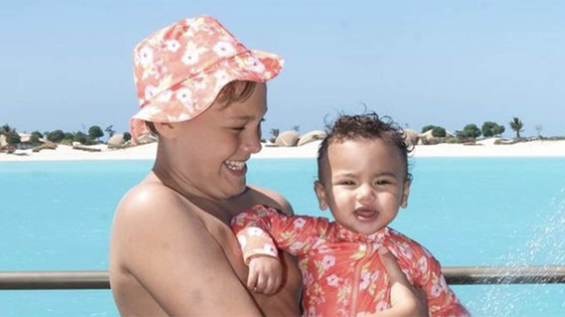 Filhos de Neymar Jr, Davi e Mavie se divertem em viagem juntos