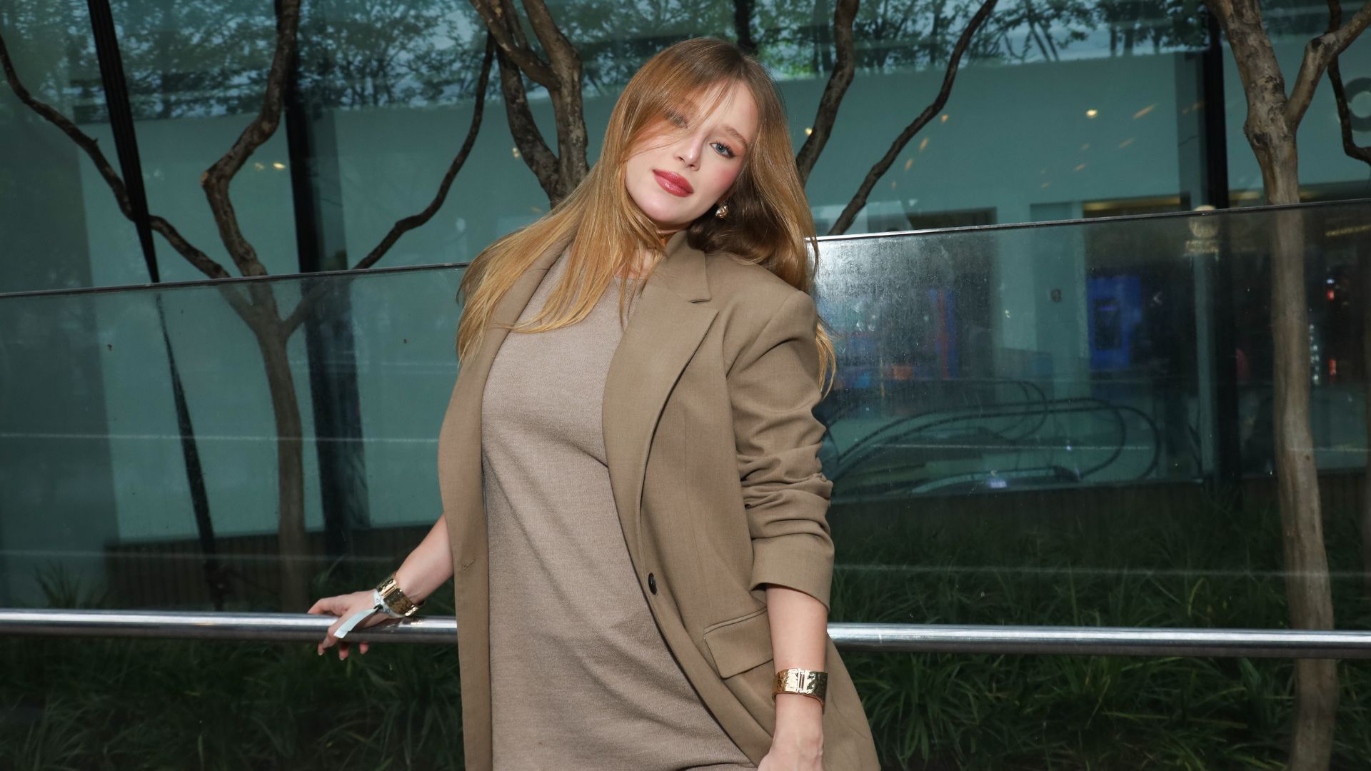 Grávida, Duda Reis marca presença em evento e escolhe look largo