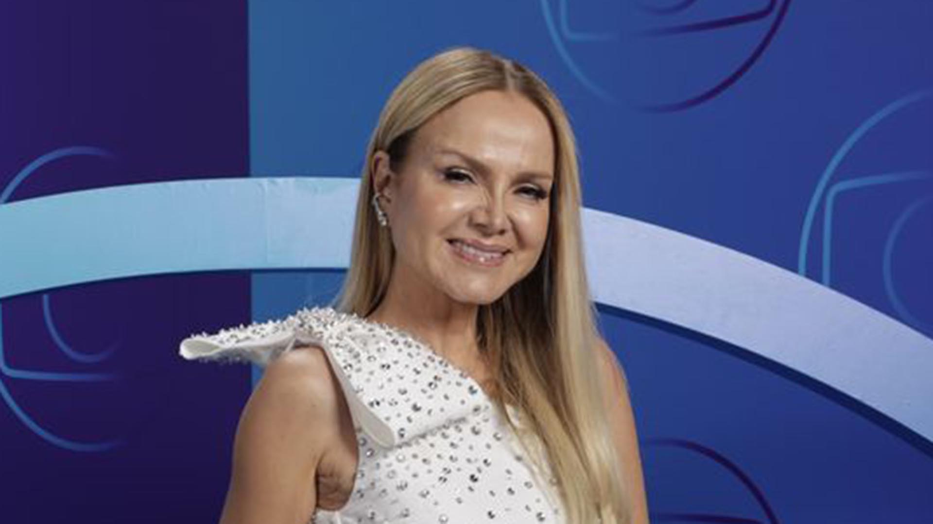 Eliana usa vestido com recorte estratégico e mostra a cinturinha fina
