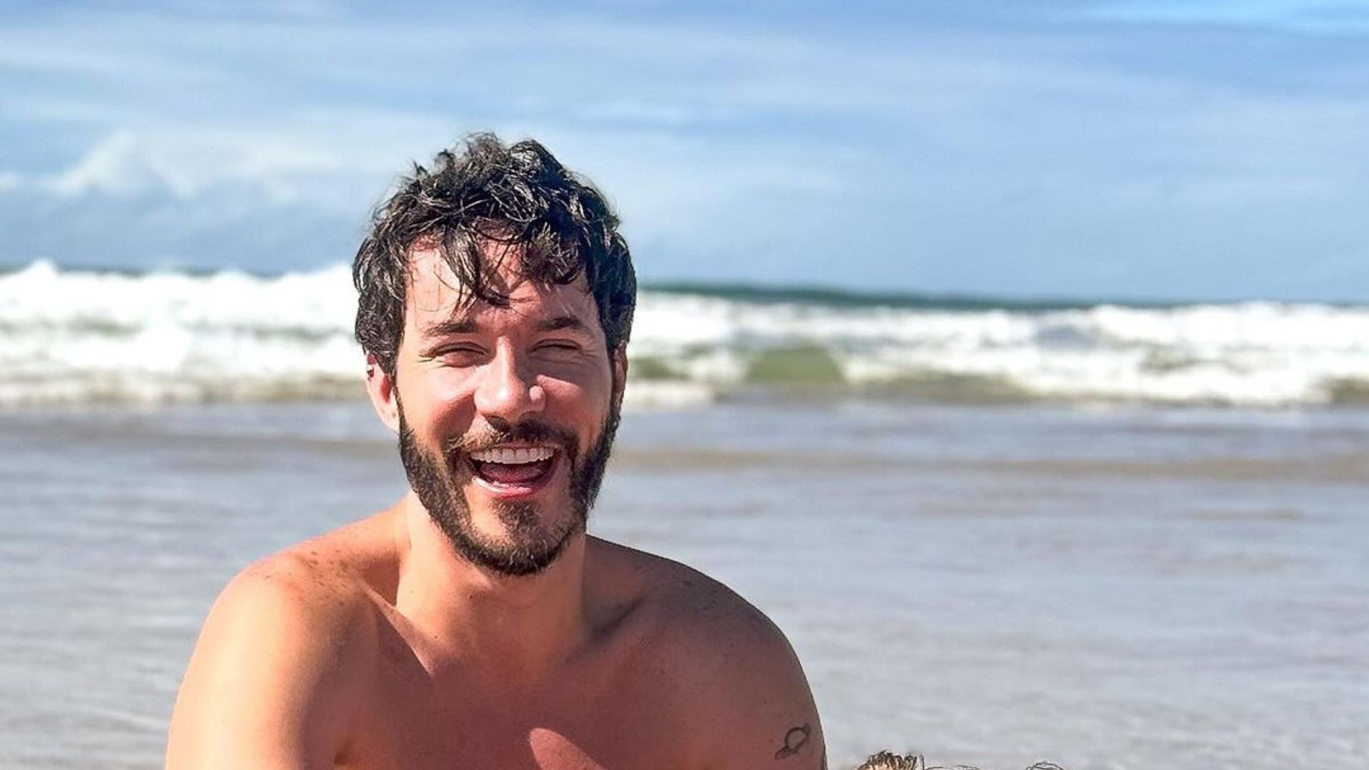 Eliezer brinca após cortar o cabelo: ‘Parece que emagreci 10kg’