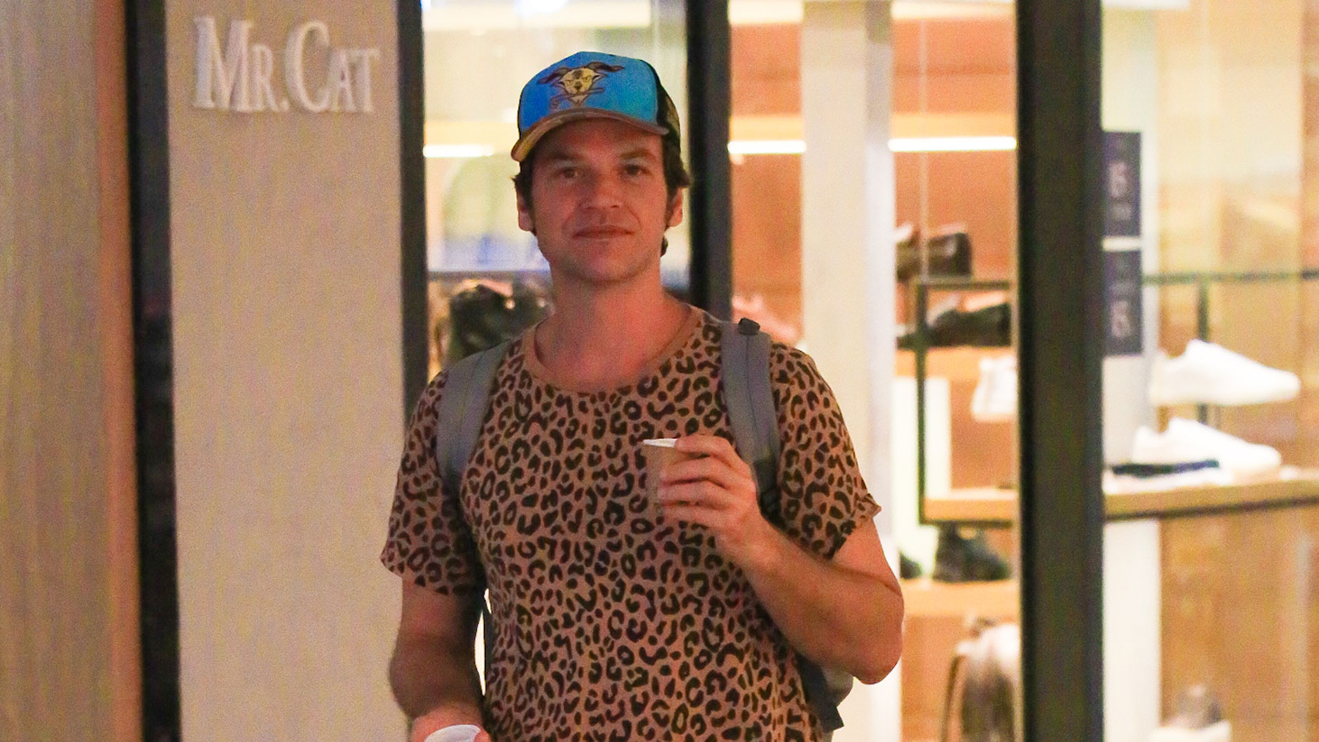 Emílio Dantas curte passeio no shopping com os filhos gêmeos. Veja!