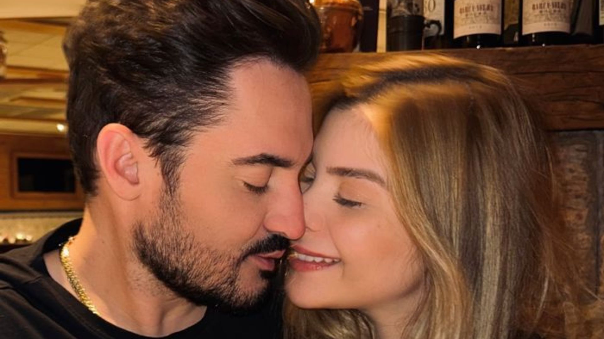 Em clima de romance, Fernando Zor exibe aliança ao posar com nova namorada