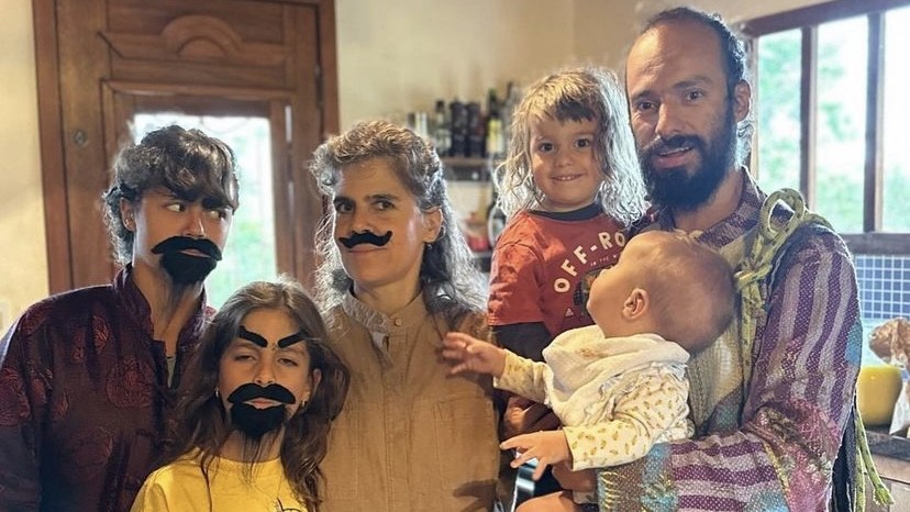 Filha de Ana Maria Braga recebe elogios por vida simples ao posar com a família