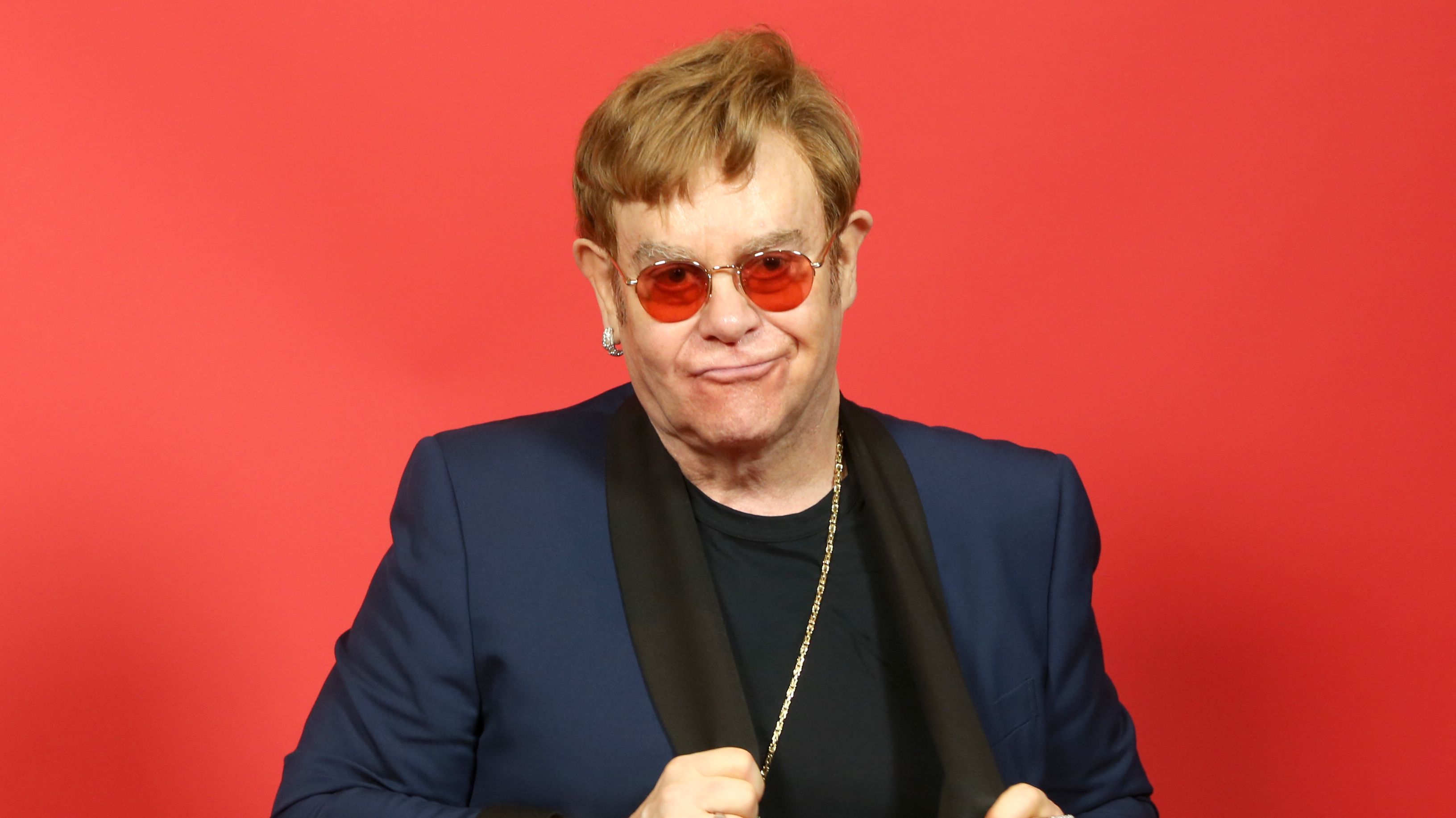 Elton John revela quantas cirurgias que já fez e brinca: ‘Não sobrou muito de mim’