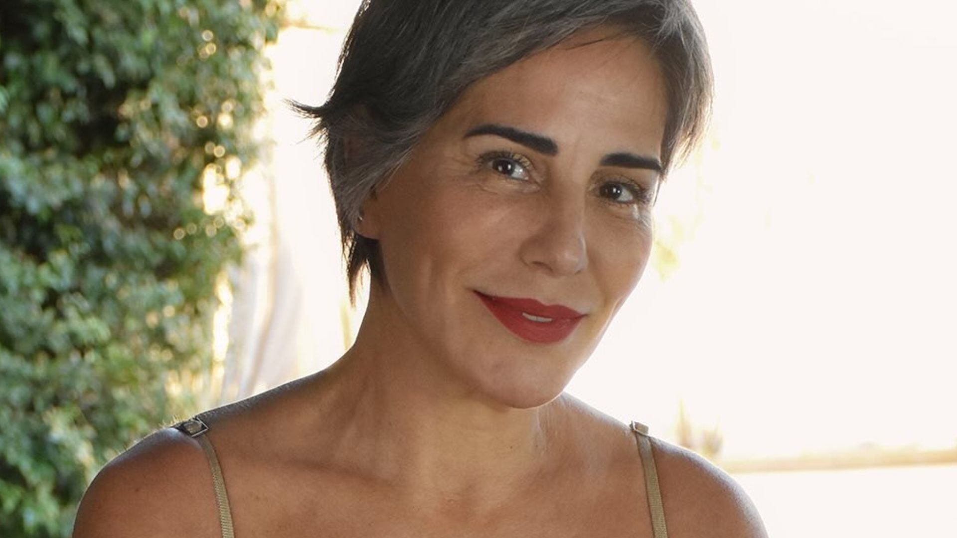 Gloria Pires esclarece decisão de não usar aplicativo de mensagens: ‘Apavorada’